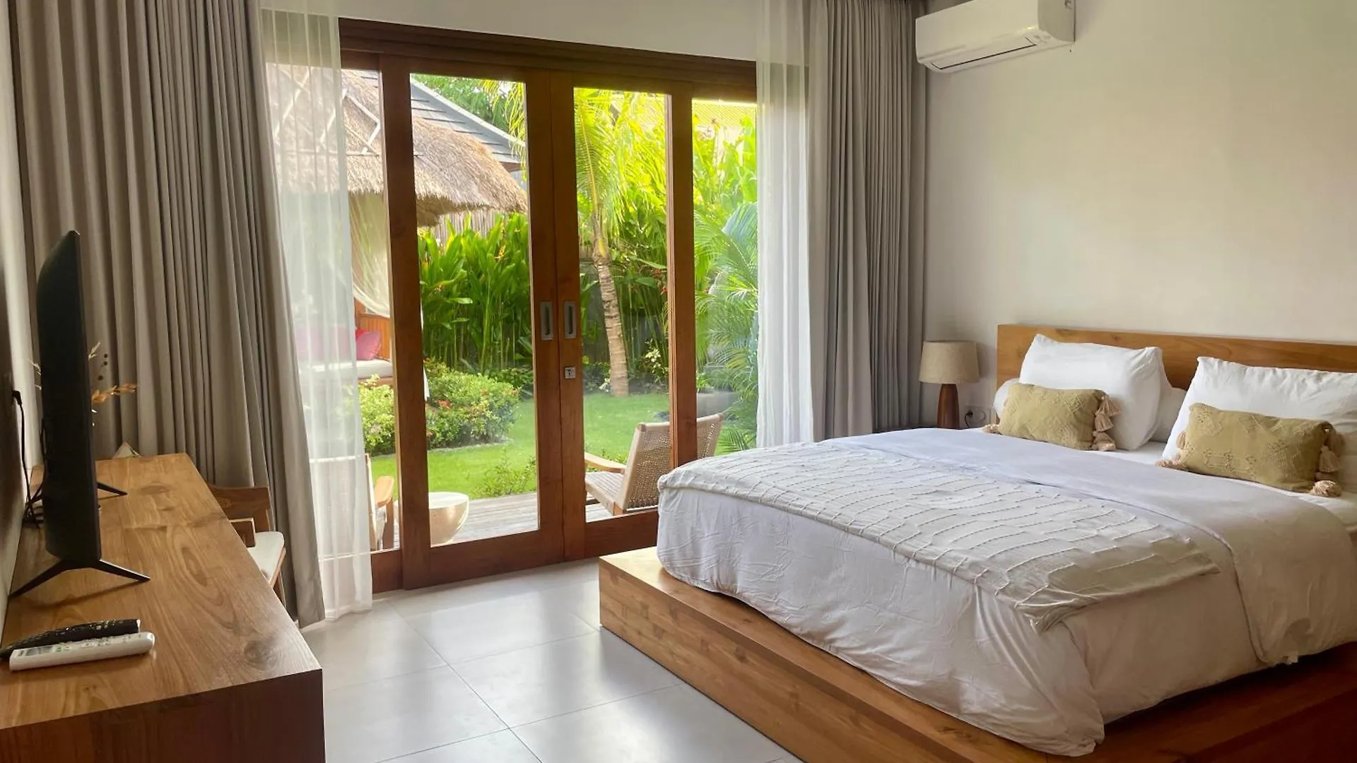 Villa Merah Nusa Dua