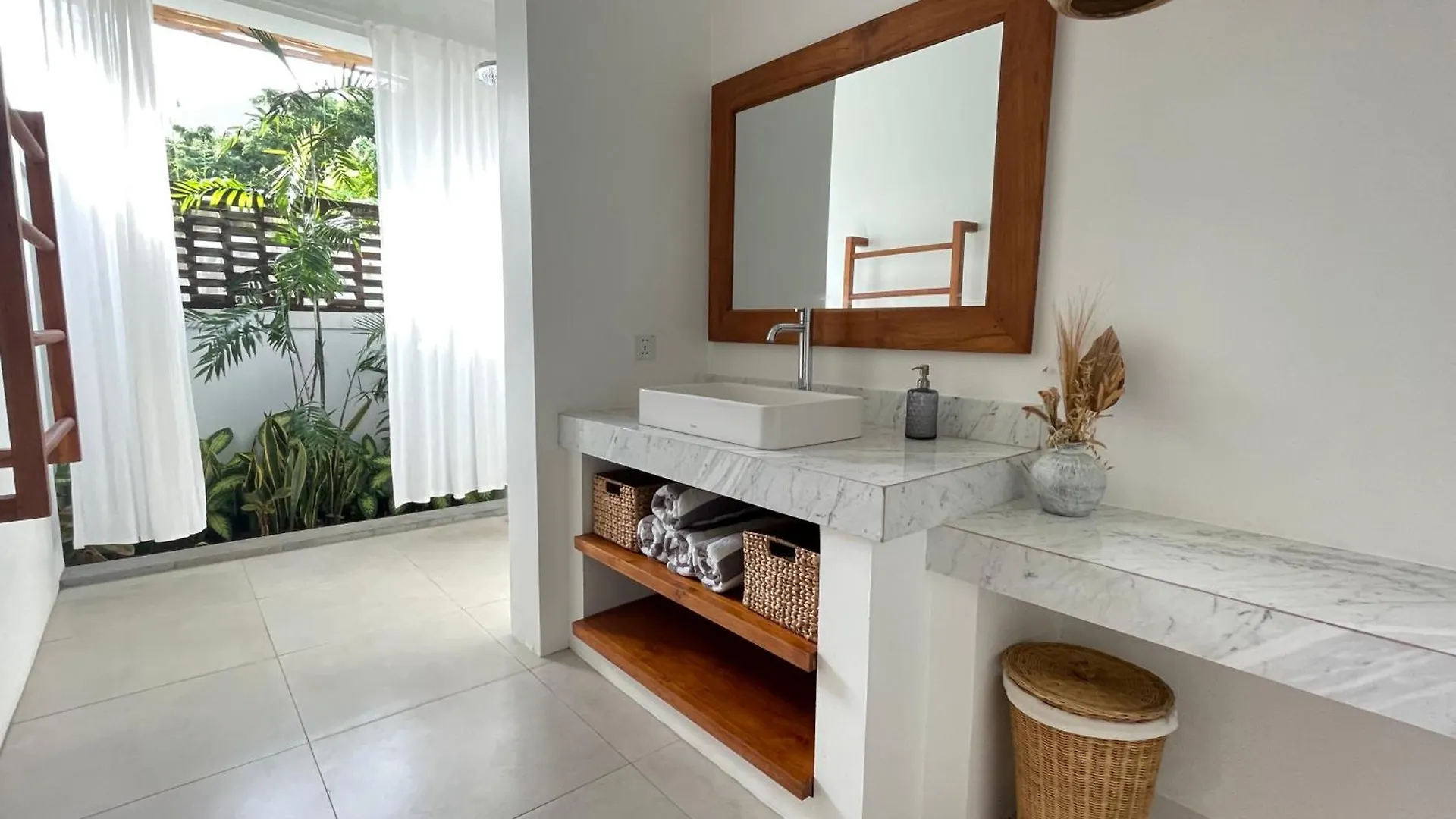 Villa Merah Nusa Dua